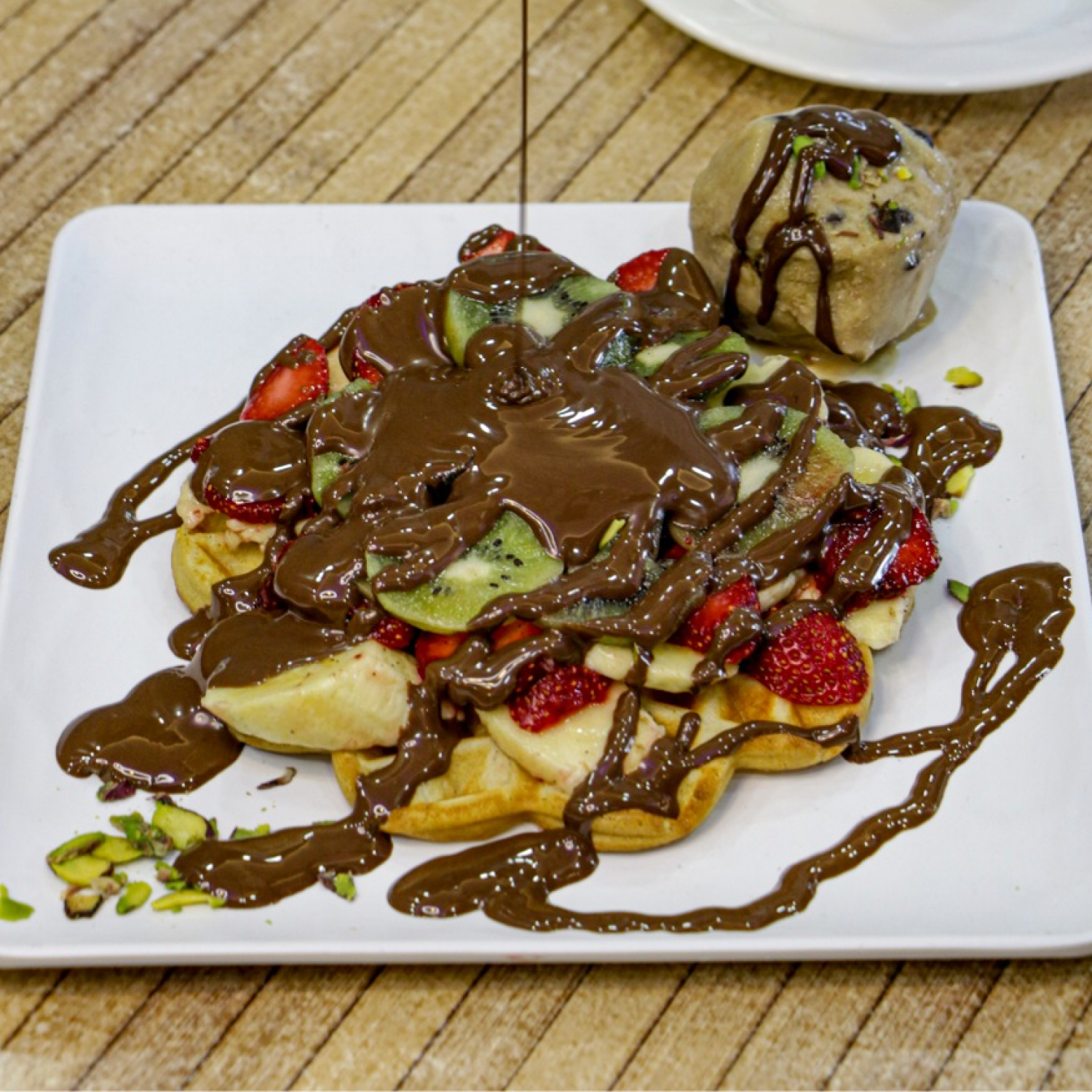 وافل شوكولا مع فواكة