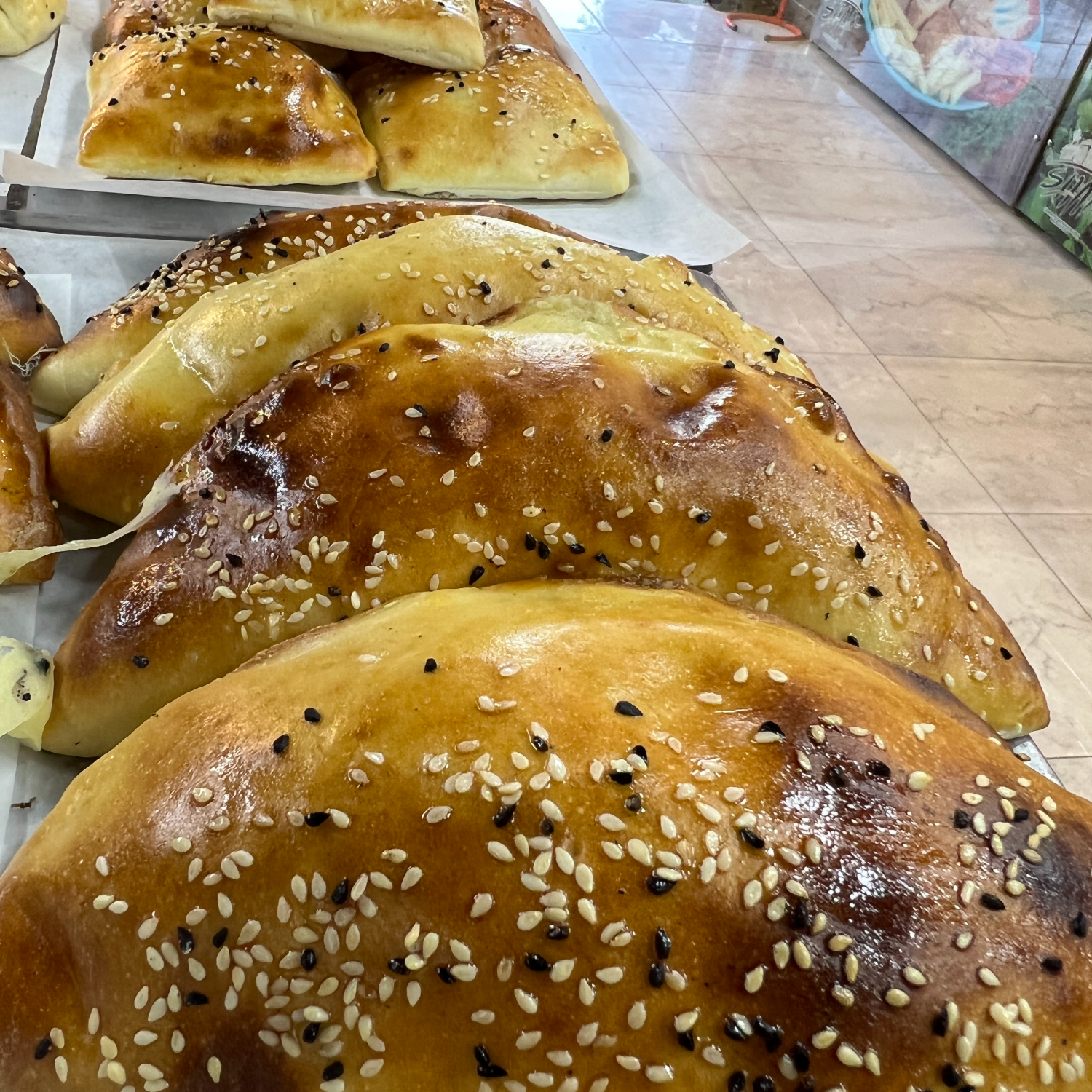 فطيرة جبنة قشقوان وبيتزا صغيرة