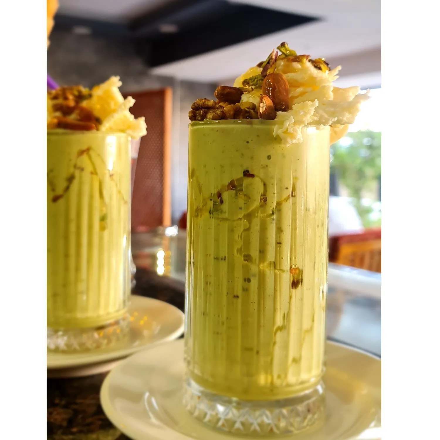 كوكتيل افوكادو مكسرات و قشطة